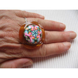 Grande bague, cabochon multicolore en fimo, sur fond orange en résine