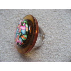 Grande bague, cabochon multicolore en fimo, sur fond orange en résine