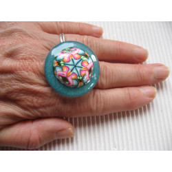 Grande bague, cabochon psychédélique en fimo, sur fond turquoise en résine