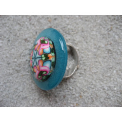 Grande bague, cabochon psychédélique en fimo, sur fond turquoise en résine