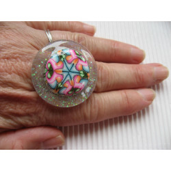 Large ring, psychedelic cabochon in fimo, on a pearly white resin background