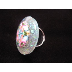 Large ring, psychedelic cabochon in fimo, on a pearly white resin background