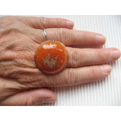 RING large cabochon, silver microbeads, on orange resin background
