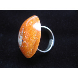 BAGUE grand cabochon, microperles argentées, sur fond orange en résine