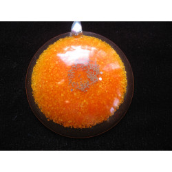 PENDENTIF grand cabochon, microperles argentées, sur fond orange en résine