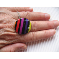 BAGUE ajustable, rayures multicolores sur fond noir