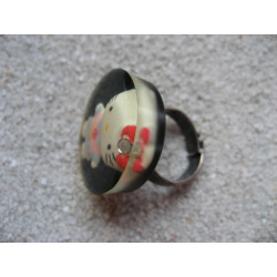 BAGUE Kawaii, poupée rose, sur fond noir en résine