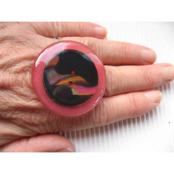 Very large ring, multicolored cabochon in fimo, on a red resin background