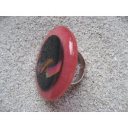 Very large ring, multicolored cabochon in fimo, on a red resin background
