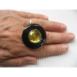 Big graphic ring, yellow pearl, on a black resin background