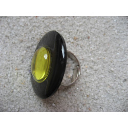 Big graphic ring, yellow pearl, on a black resin background