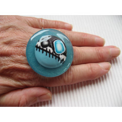 Très grande bague, cabochon turquoise et gris en fimo, sur fond turquoise en résine