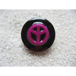 Bague fantaisie, cabochon peace and love violet, sur fond noir en résine