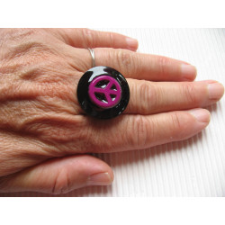 Bague fantaisie, cabochon peace and love violet, sur fond noir en résine