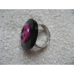 Bague fantaisie, cabochon peace and love violet, sur fond noir en résine