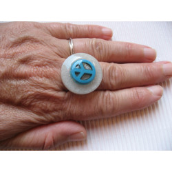 Bague fantaisie, cabochon peace and love turquoise, sur fond blanc en résine