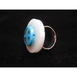 Bague fantaisie, cabochon peace and love turquoise, sur fond blanc en résine