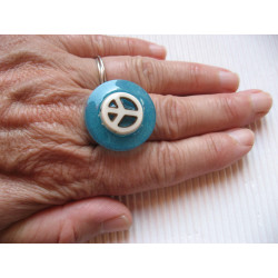 Bague fantaisie, cabochon peace and love blanc, sur fond turquoise en résine