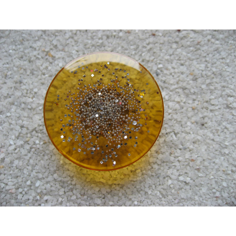Grande bague, microperles argentées, sur fond orange en résine