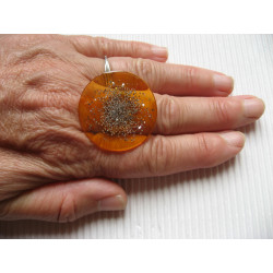 Grande bague, microperles argentées, sur fond orange en résine