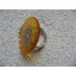 Grande bague, microperles argentées, sur fond orange en résine