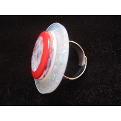 Grande bague graphique, cabochon rouge transparent fleuri, sur fond blanc nacré en résine