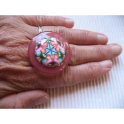 Large ring, psychedelic cabochon in fimo, on an red resin background