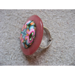 Large ring, psychedelic cabochon in fimo, on an red resin background