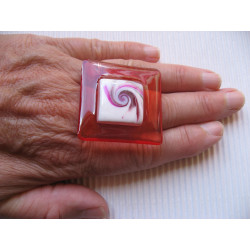 Très grande bague carrée, cabochon spirale fuchsia blanche, sur fond rouge en résine