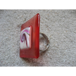 Très grande bague carrée, cabochon spirale fuchsia blanche, sur fond rouge en résine