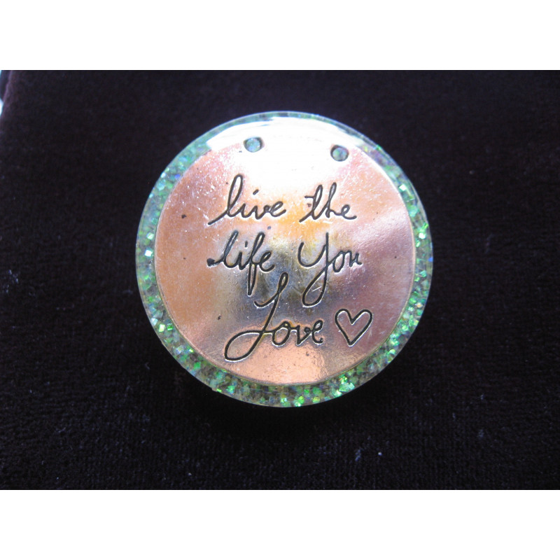 Grande bague, Live the life you love, sur fond beige nacré en résine