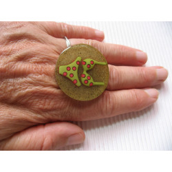 Large summer ring, green / fuchsia bikini, on a resin sand background