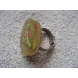 BAGUE estivale, Bikini vert à pois fuchsias, sur fond de sable en résine