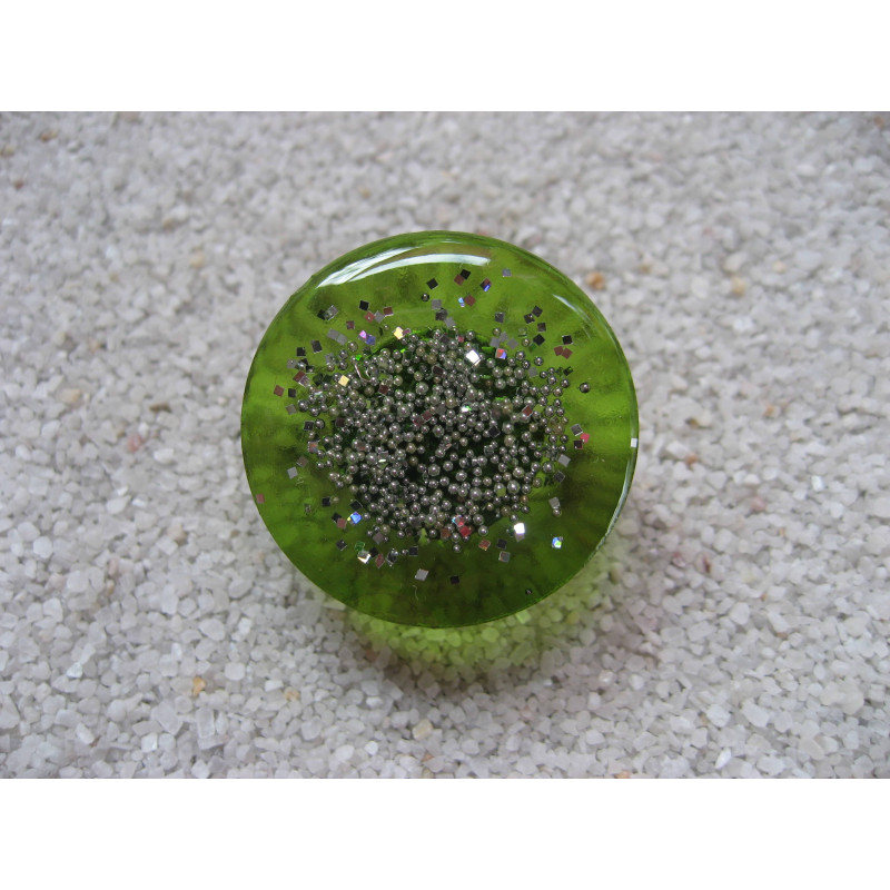 BAGUE fantaisie, microperles argentées, sur fond vert en résine