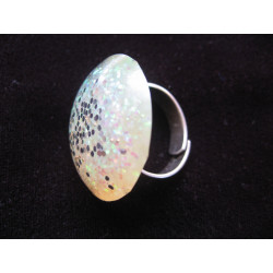 Large cabochon ring, silver microbeads, on a pearly white resin background