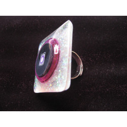 Very large ring, black and purple fimo cabochon, on a pearly white resin background