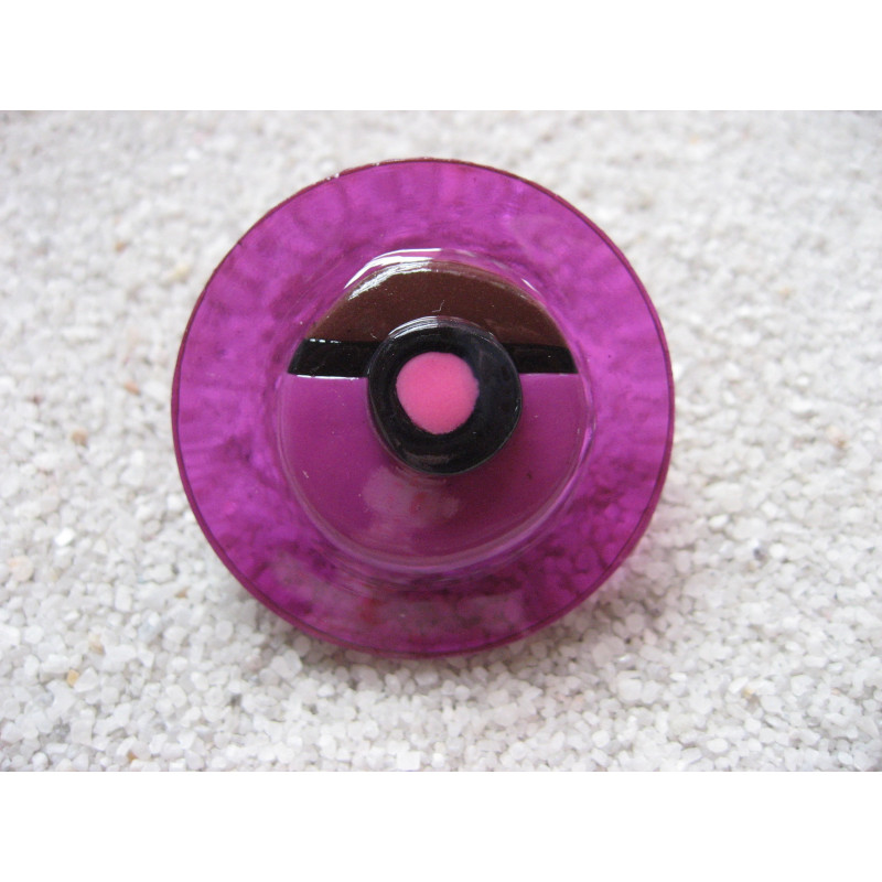 Large ring, graphic fimo cabochon, on purple resin background