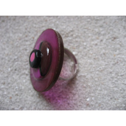 Large ring, graphic fimo cabochon, on purple resin background