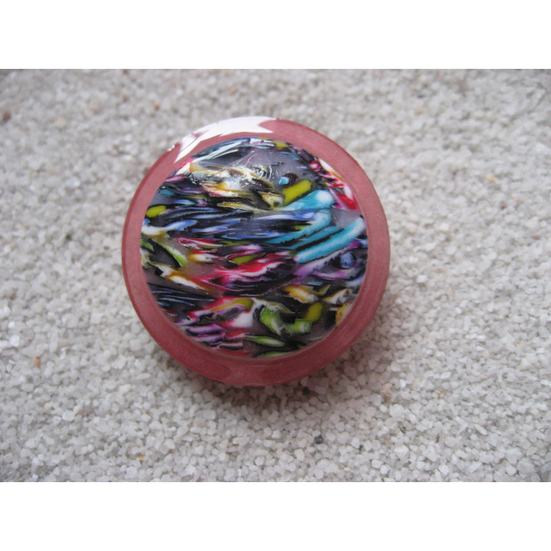 Large graphic ring, multicolored cabochon in fimo, on a pearly red resin background