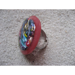 Large graphic ring, multicolored cabochon in fimo, on a pearly red resin background