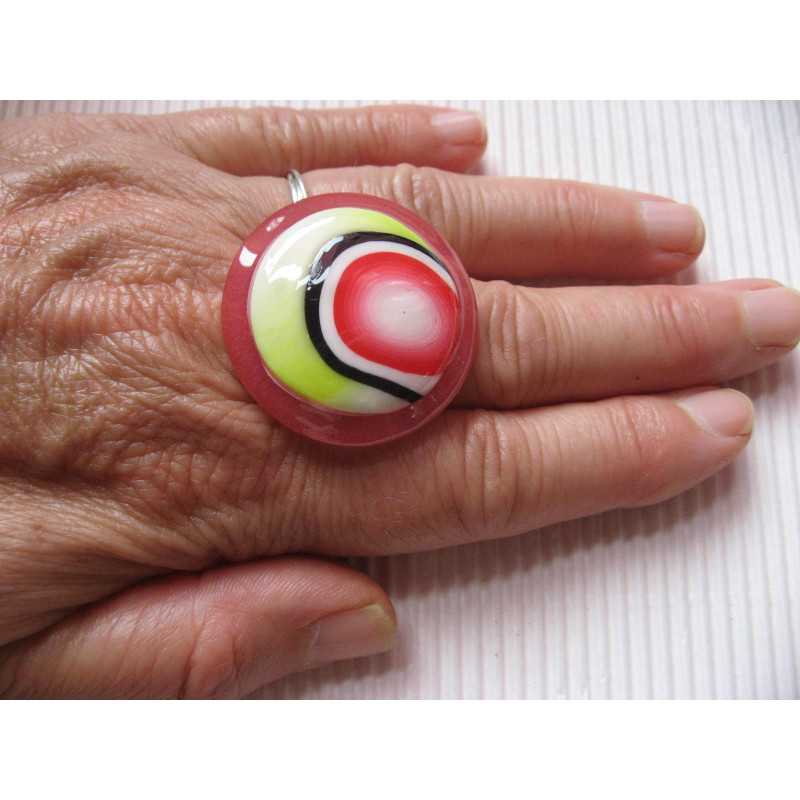 Large ring, geometric cabochon in fimo, on a pearly red resin background
