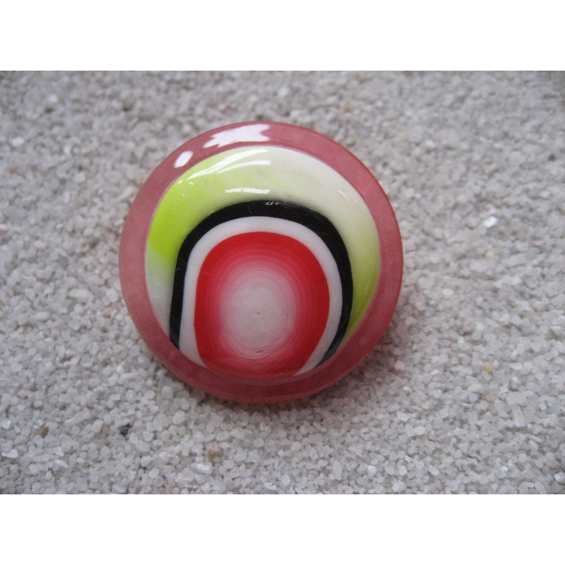 Large ring, geometric cabochon in fimo, on a pearly red resin background