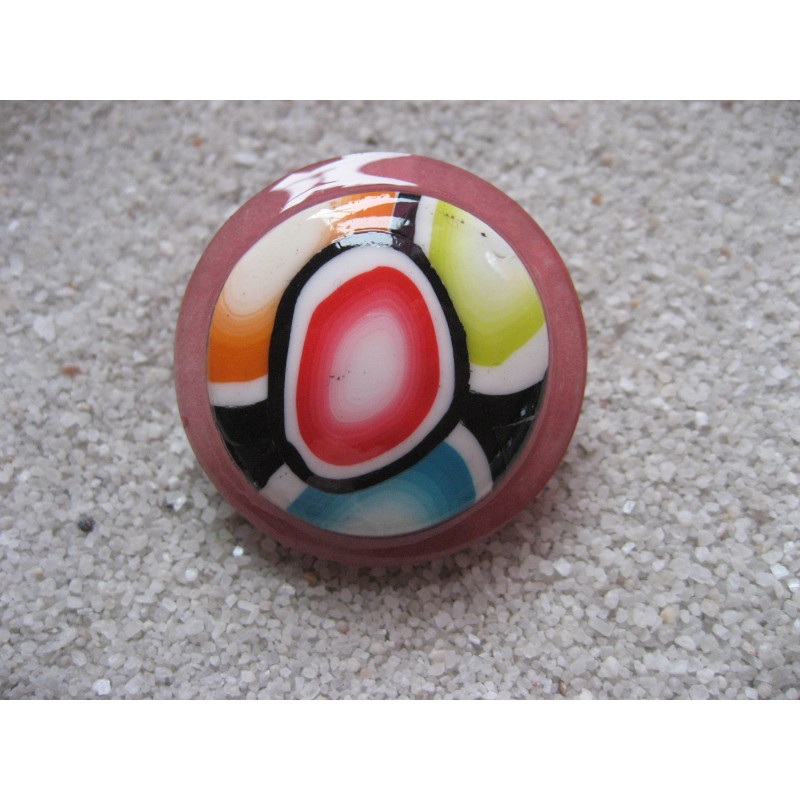 Large graphic ring, multicolored cabochon in fimo, on a pearly red resin background
