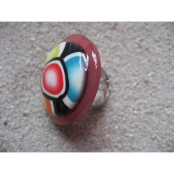 Large graphic ring, multicolored cabochon in fimo, on a pearly red resin background