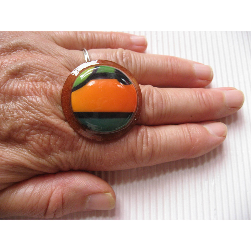 Grande bague graphique, cabochon géométrique en Fimo, sur fond orange nacré en résine