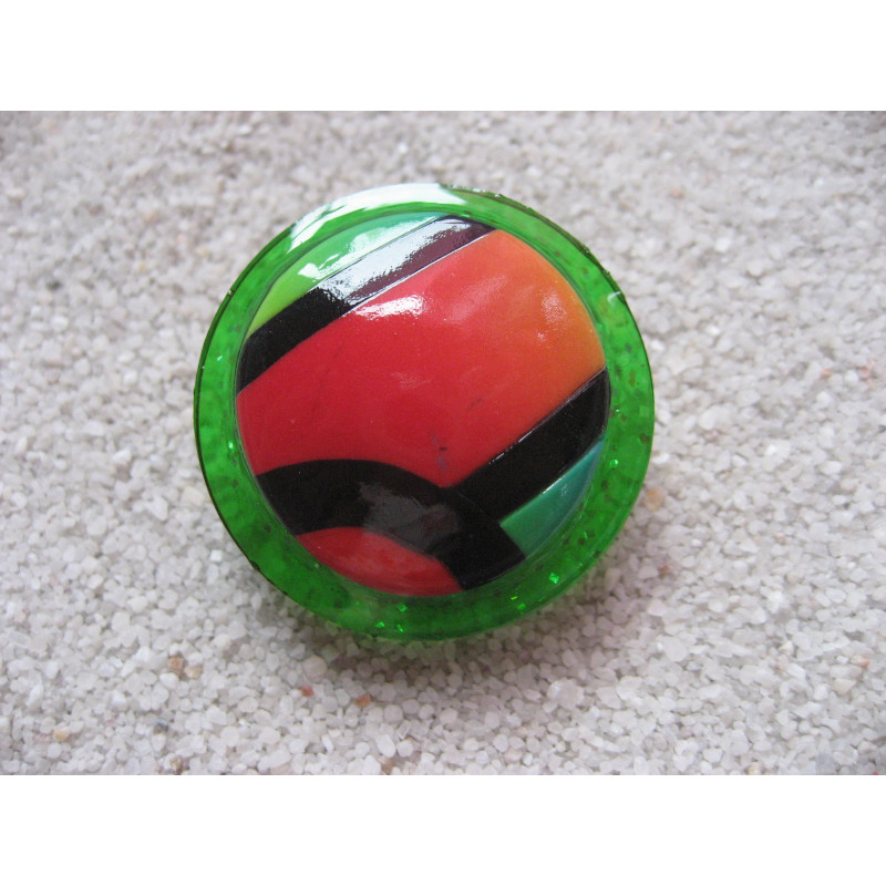 Large ring, geometric cabochon in Fimo, on an green resin background