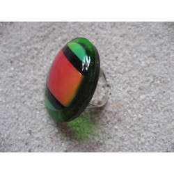 Large ring, geometric cabochon in Fimo, on an green resin background
