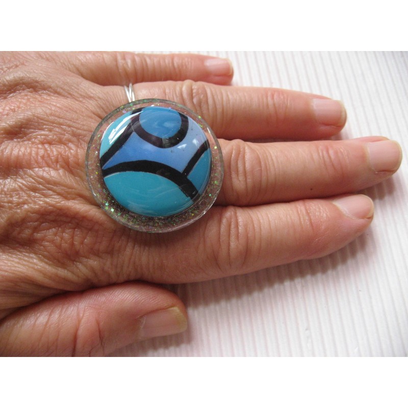 Large ring, geometric cabochon in Fimo, on pearly white resin background