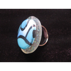 Grande bague, cabochon géométrique en Fimo, sur fond blanc nacré en résine