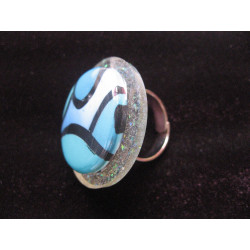 Large ring, geometric cabochon in Fimo, on pearly white resin background